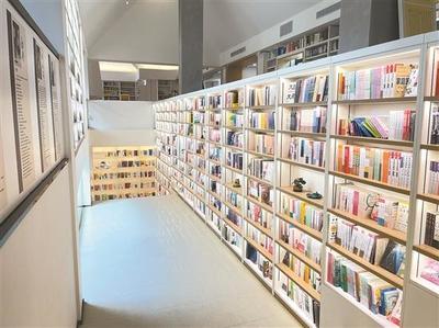 逛書(shū)香南苑·莞 邂逅"詩(shī)與遠(yuǎn)方"
